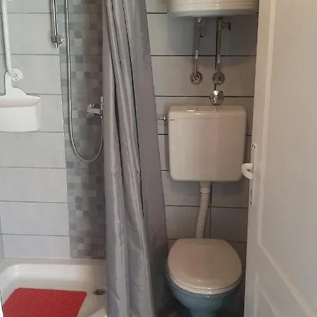 Miniature House For Two 耶泽拉